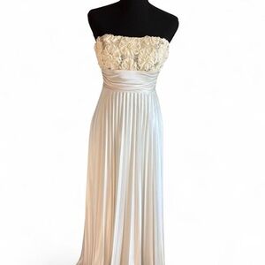 Speechless Women’s White Floral Bust Pleated Formal Gown, Size 3